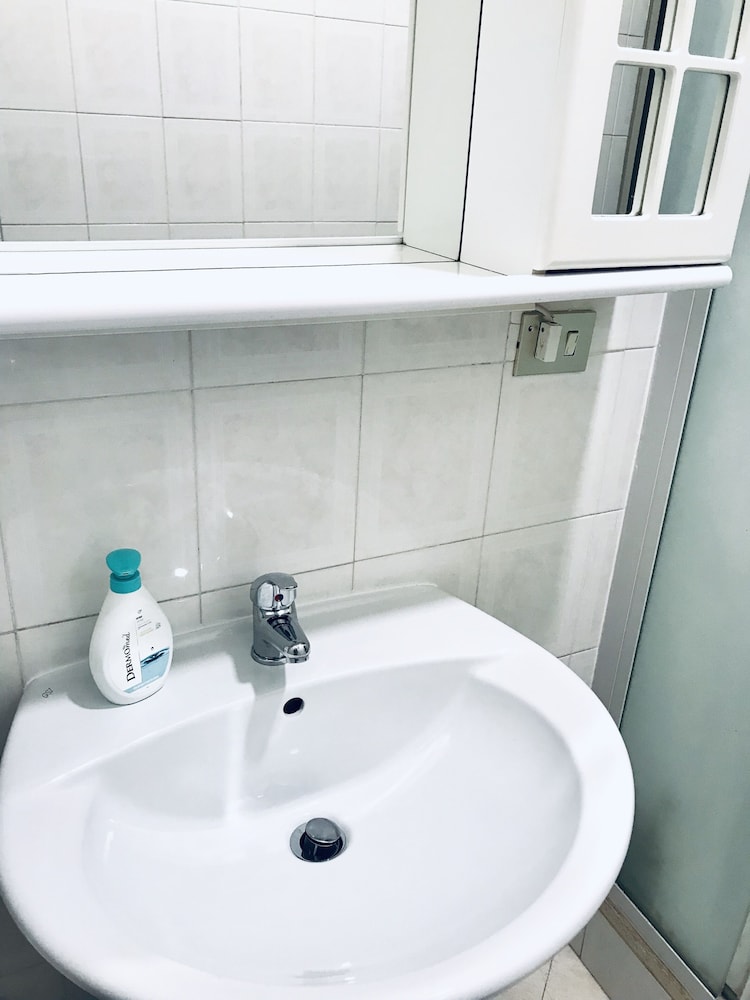 4 Bed-sleeps 8-central Rome-5 Min to Colosseum