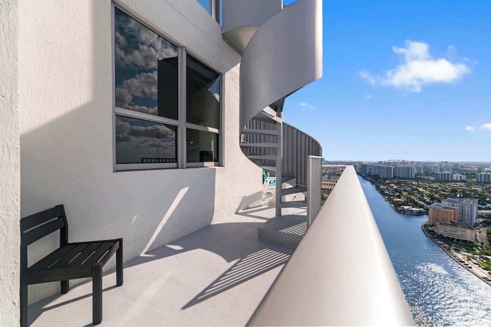2BR Ocean Penthouse: Private Terrace & Hot Tub