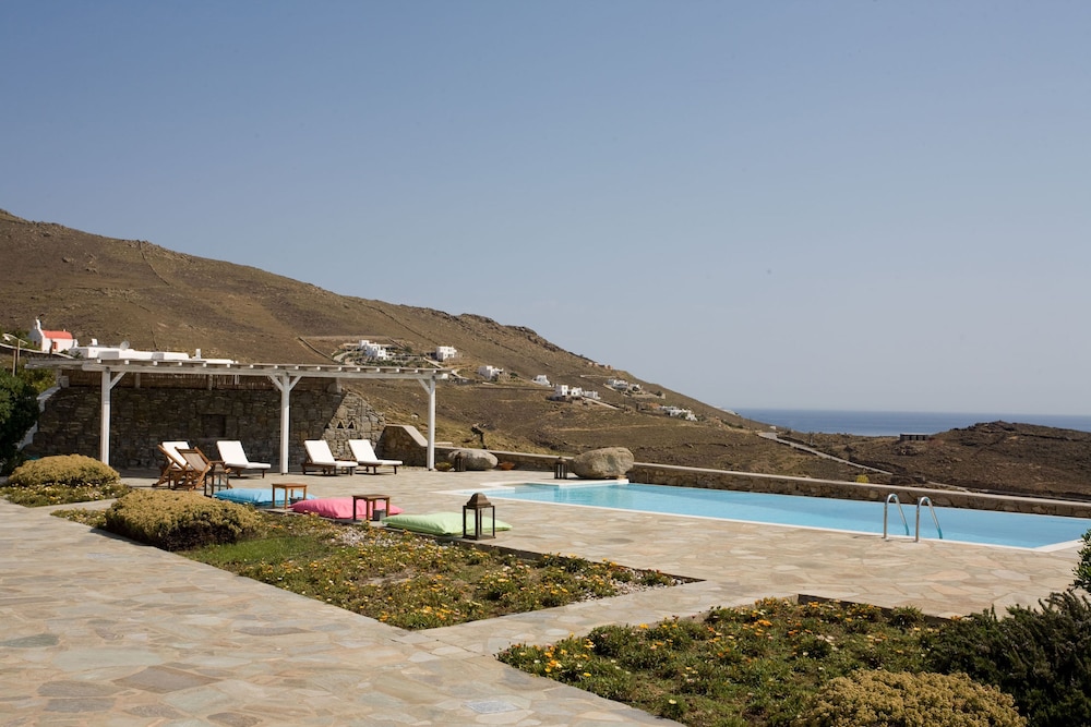 Yakinthos Residence