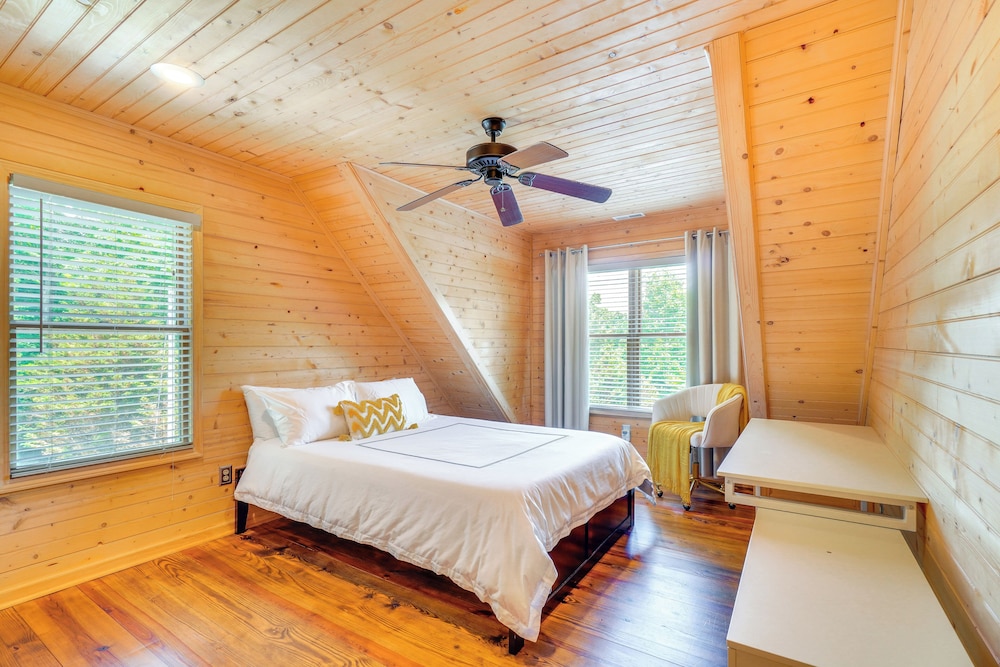Crawford Cottage w/ Fireplace & Mountain Views! view 5