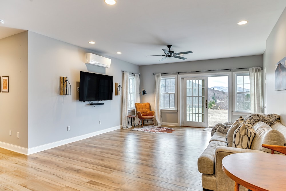 Mountain Views & Fire Pit: Sandgate Getaway