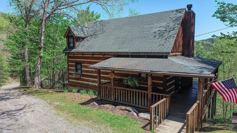 Hotel Bear Pause - 2 Bedrooms, 2 Baths, Sleeps 6 Cabin by RedAwning - Image 1