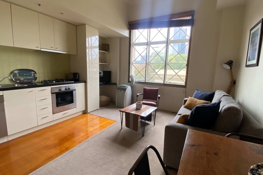 1-bedroom Unit in Classic Melbourne CBD Building!