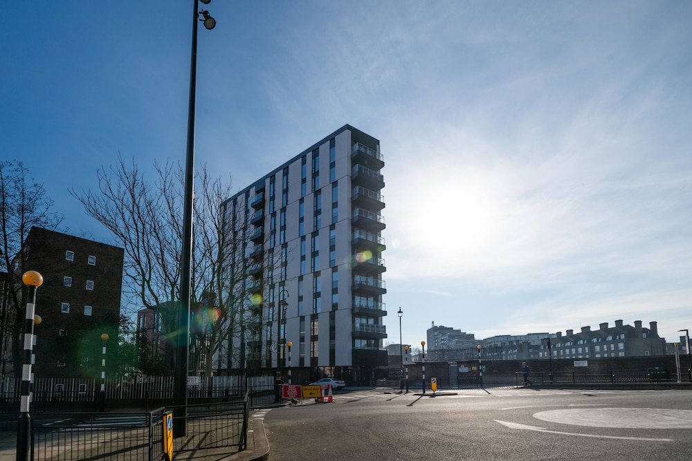 Modern Family Home close to Victoria Station