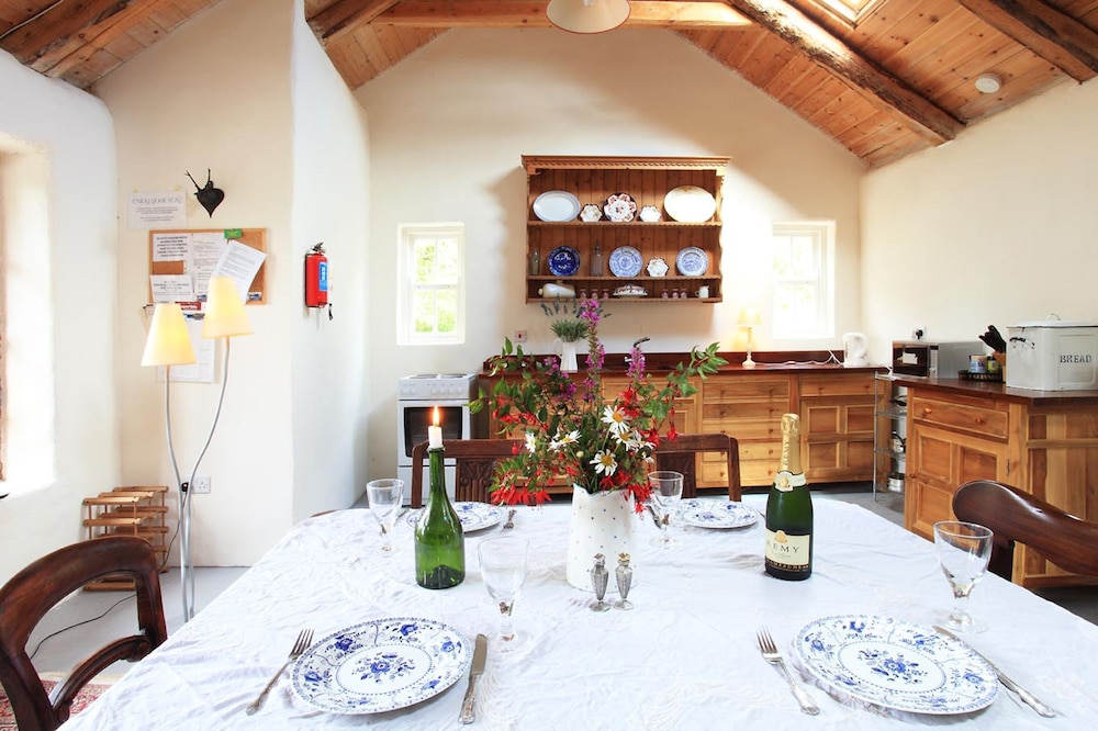 Traditional Style Thatched Cottage With Modern Amenities