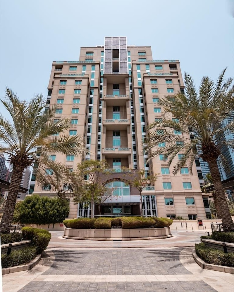 Elegant 3BR in Dubai Marina With Scenic Views!