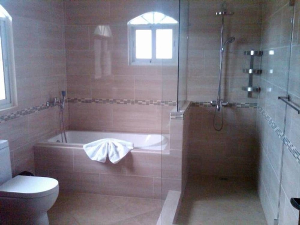 Touch of Elegance! 6 Bedroom Near the Beach