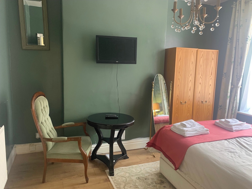 Sleeps 7 Home Blackpool W/free Parking, Bbq, Wifi