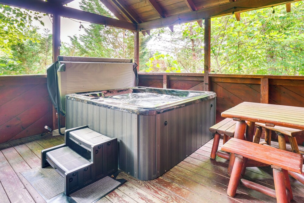 5 Mi to Gsmnp: Cabin w/ Hot Tub & Game Area