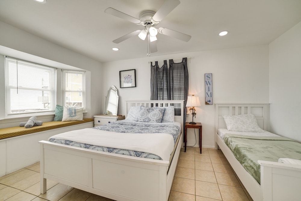 Beachfront Home w/ Pool Access in Galveston!