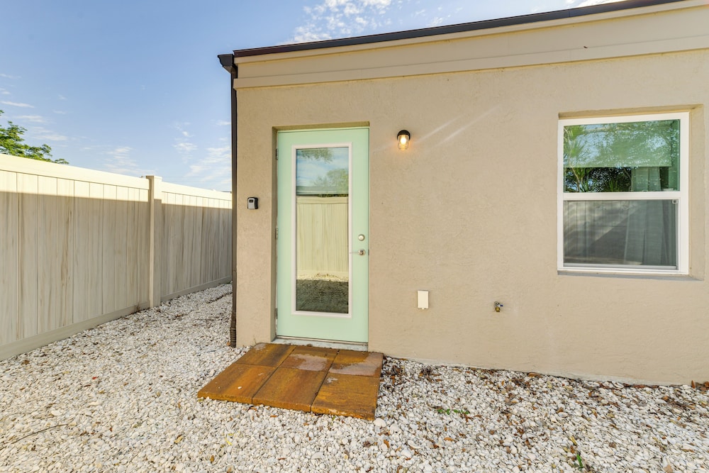6 Mi to Dtwn: Sarasota Apt w/ Patio & Fire Pit