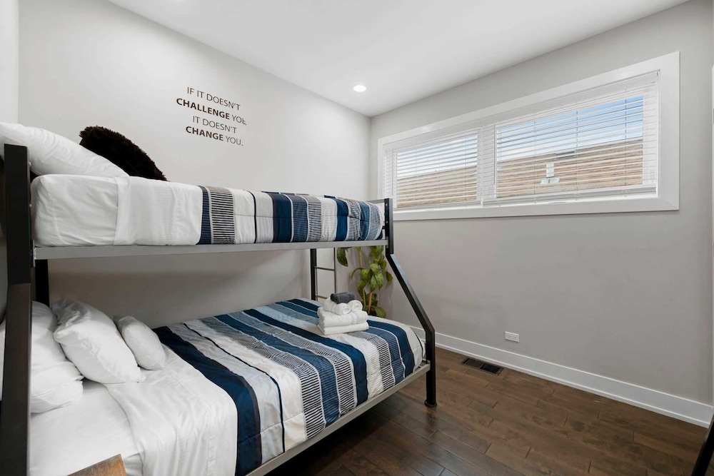 Magnificent NEW Home w 8 Beds Free Parking