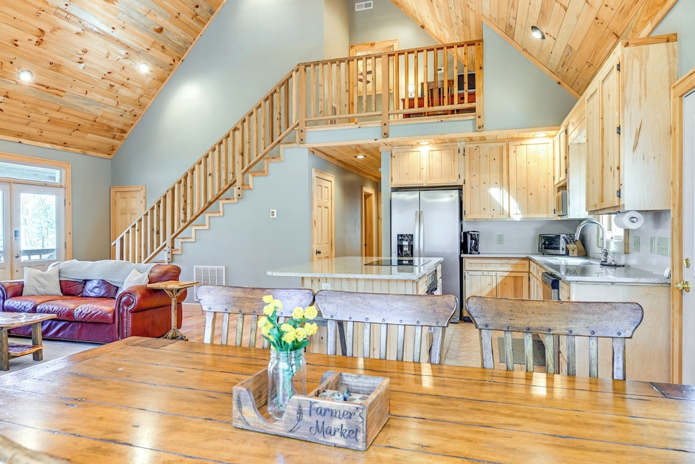 13 Mi to Cashiers: Cabin w/ Wraparound Porch!