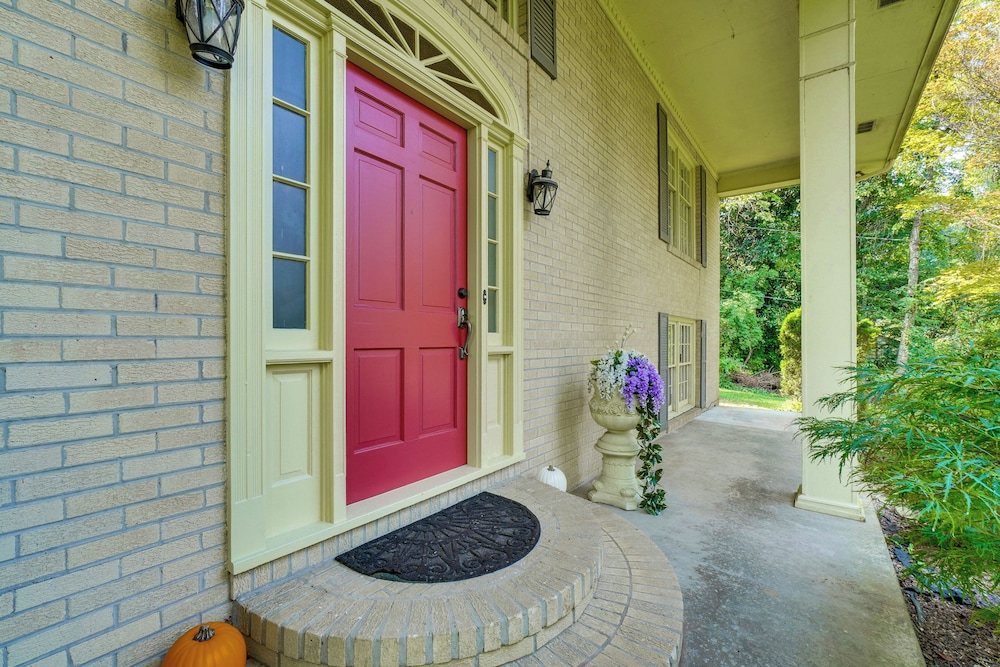 1 Mi to Dtwn: Quiet Retreat w/ Yard in Clinton