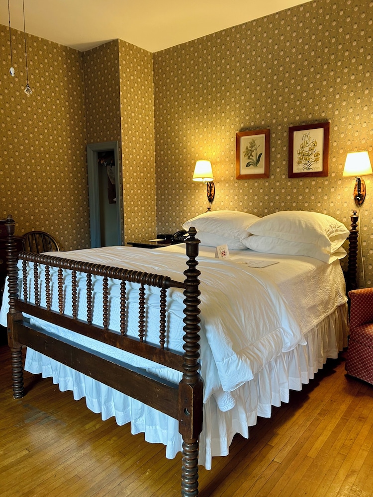 Historic General Lewis Inn