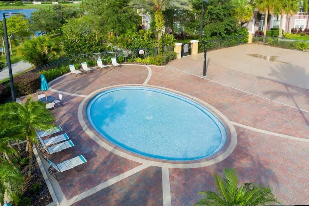Spacious 2Bd Condo - Pool Hot Tub - Near I-drive