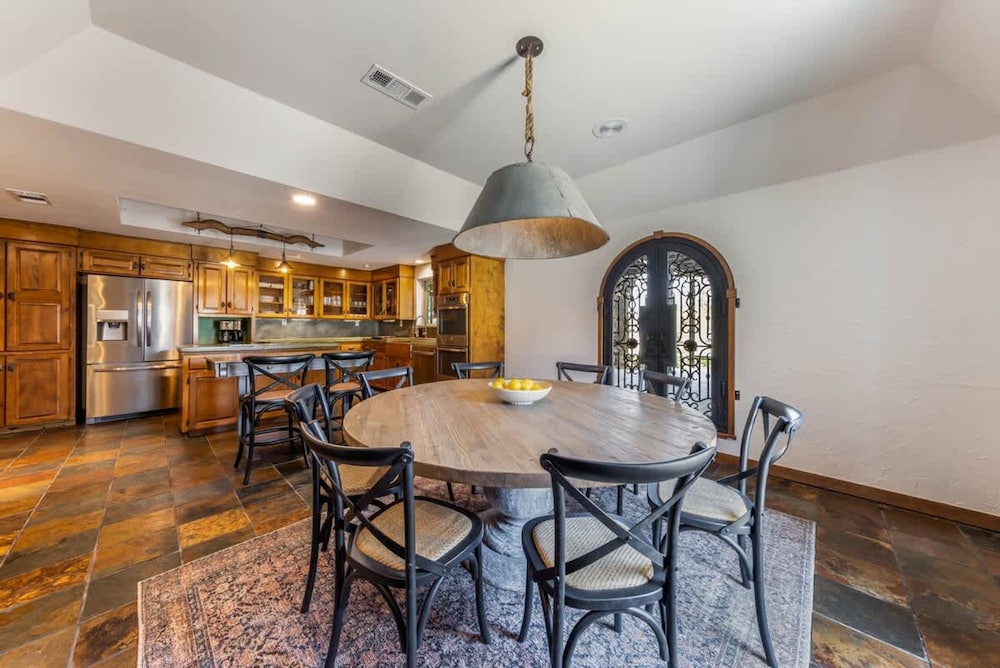 Spacious 90-acre Ranch Ideal for Families Reunions Events Sleeps 13 San Marcos River Access