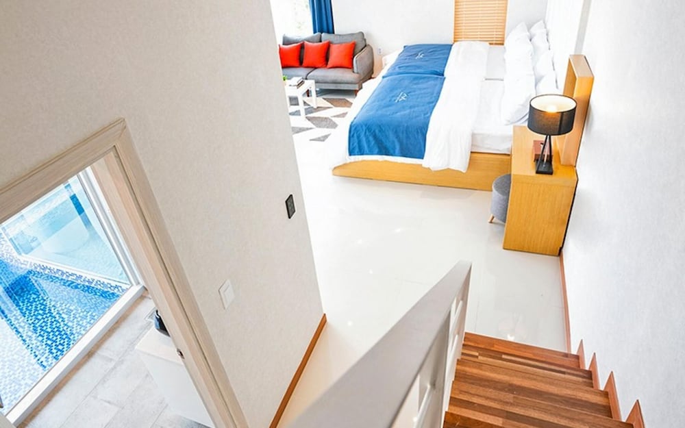 Yeosu Marine Terrace Poolvilla view 4