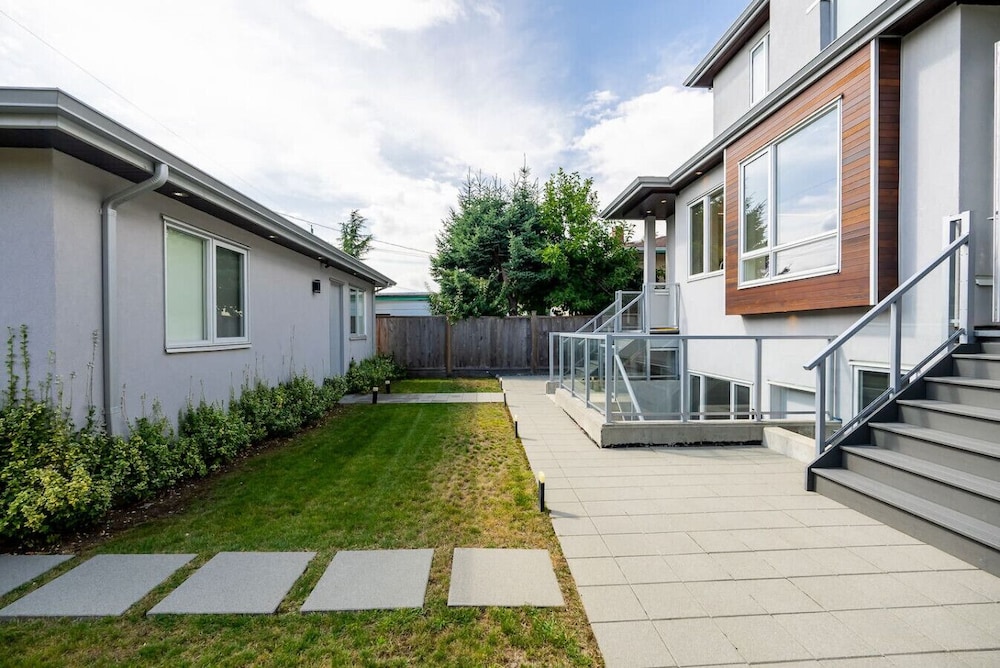 Centrally-located Luxury Home With Views Cinema