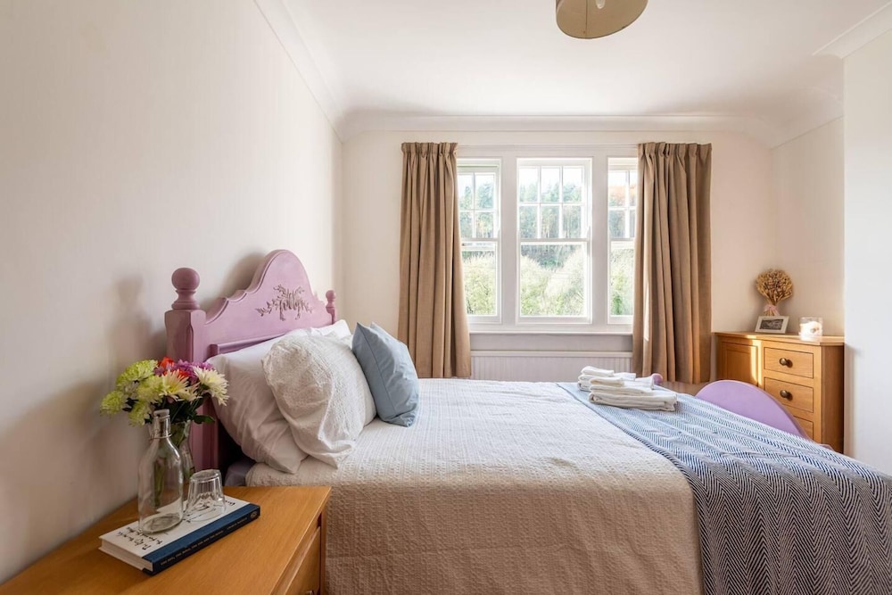 Beautiful 4-bed House in Monmouth view 2
