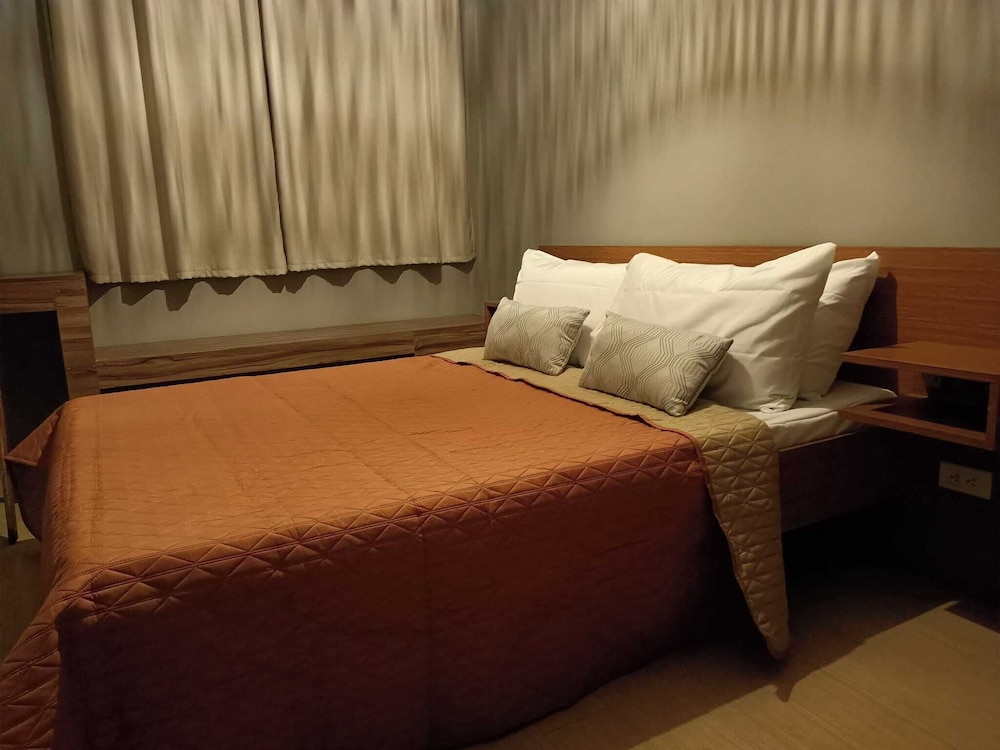 Roxas Blvd Ermita Studio US Embassy Mla view 4
