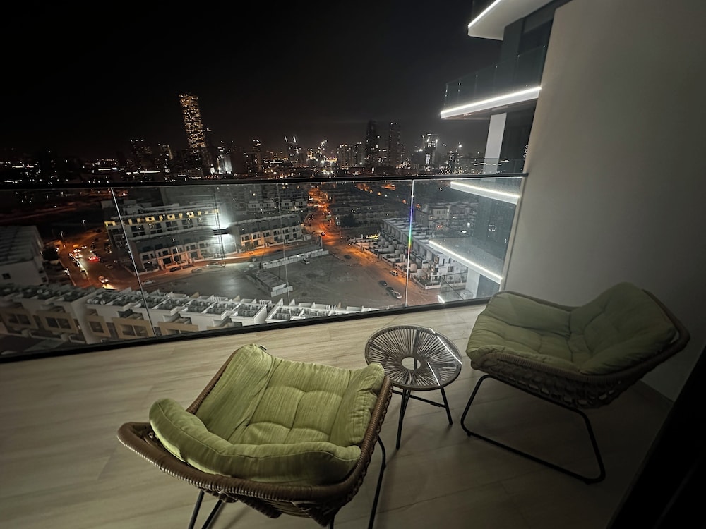 WelHome - Dubai Delight: Luxe Living 1BR at Binghatti Luna
