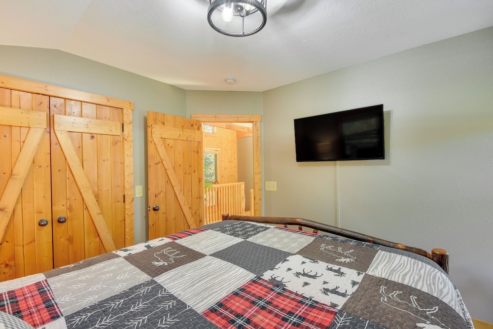 Fish, Hike & Swim: Lake Burton Retreat w/ Hot Tub!