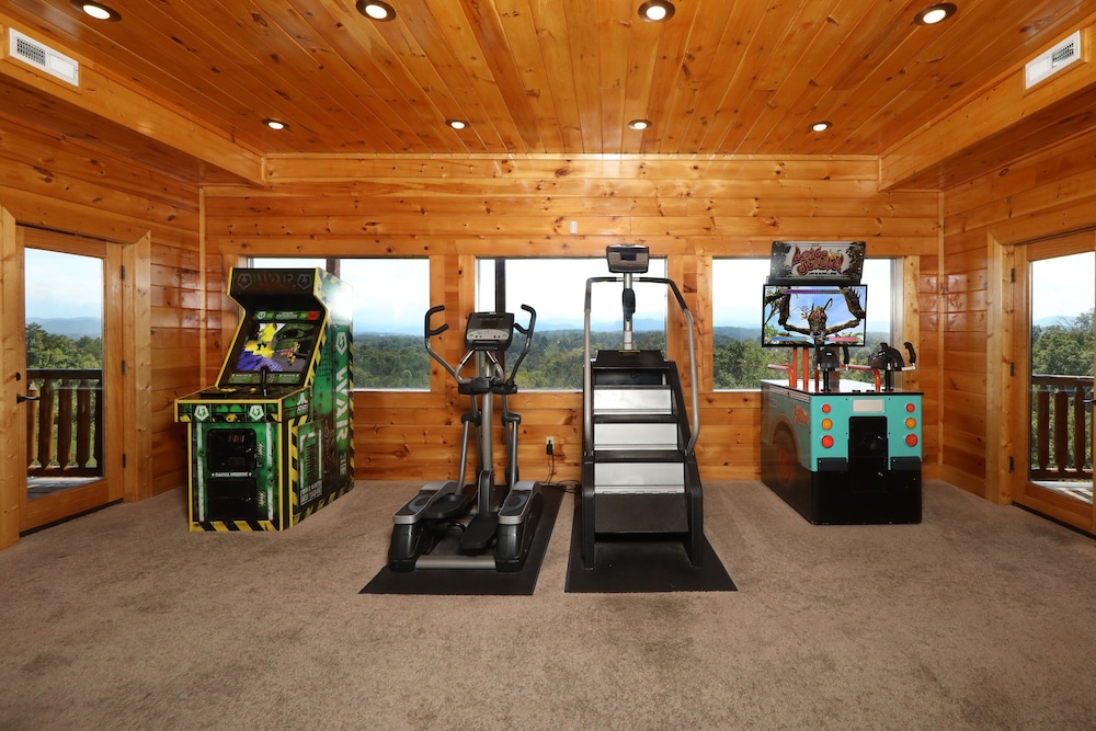Serenity Mountain Pool 9 Br cabin by RedAwning