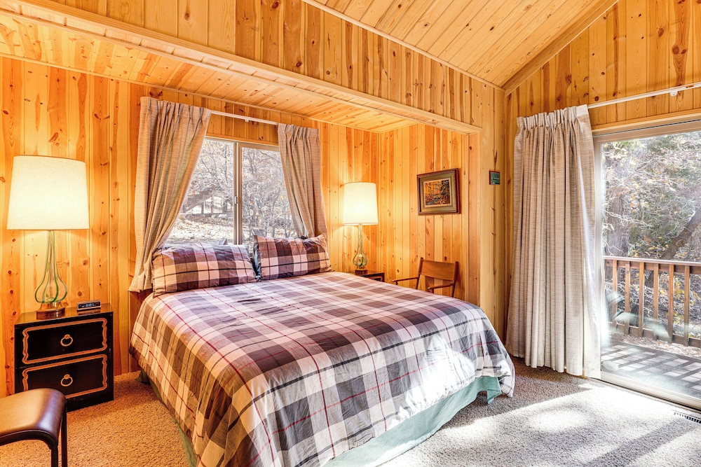 1 Mi to Skiing & Hiking: Big Bear Cabin