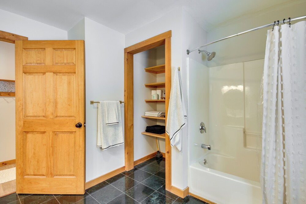 Fish, Hike & Ski: Spacious Family Escape in Eden