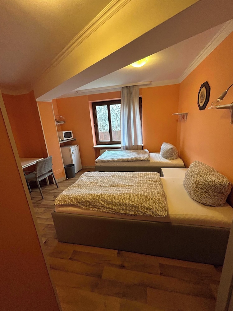 2-Rent Group Hostel Rooms AUB162