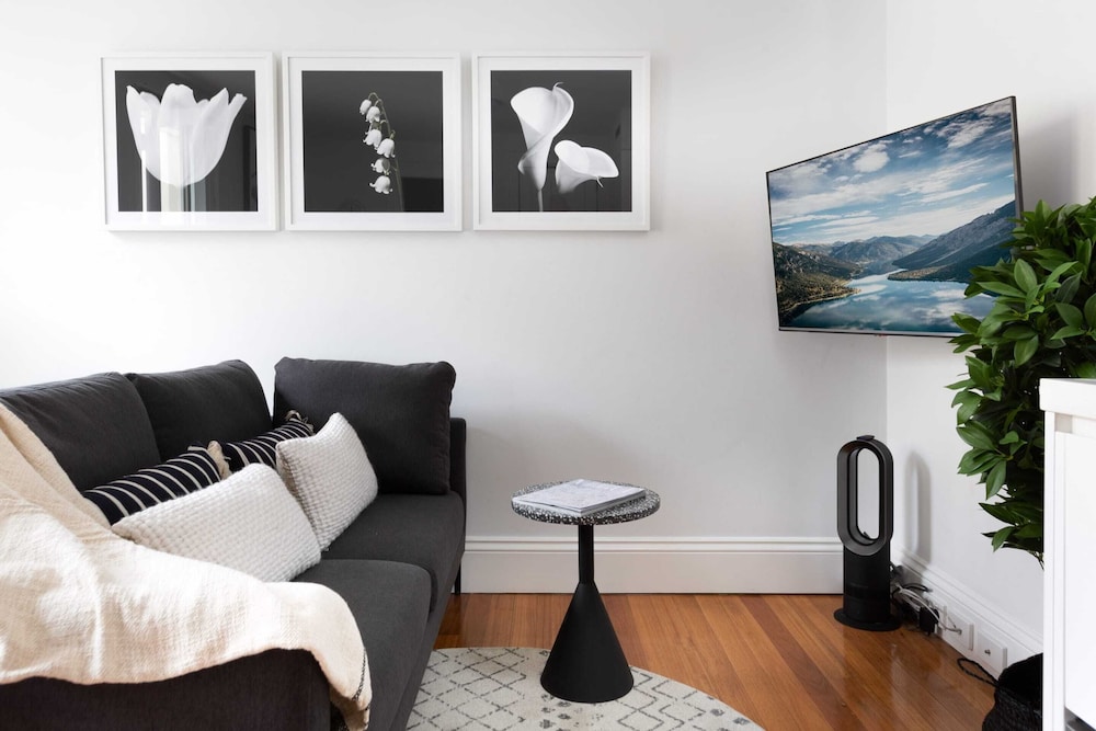 Designer Studio in Grand Manor 20 min From Sydney