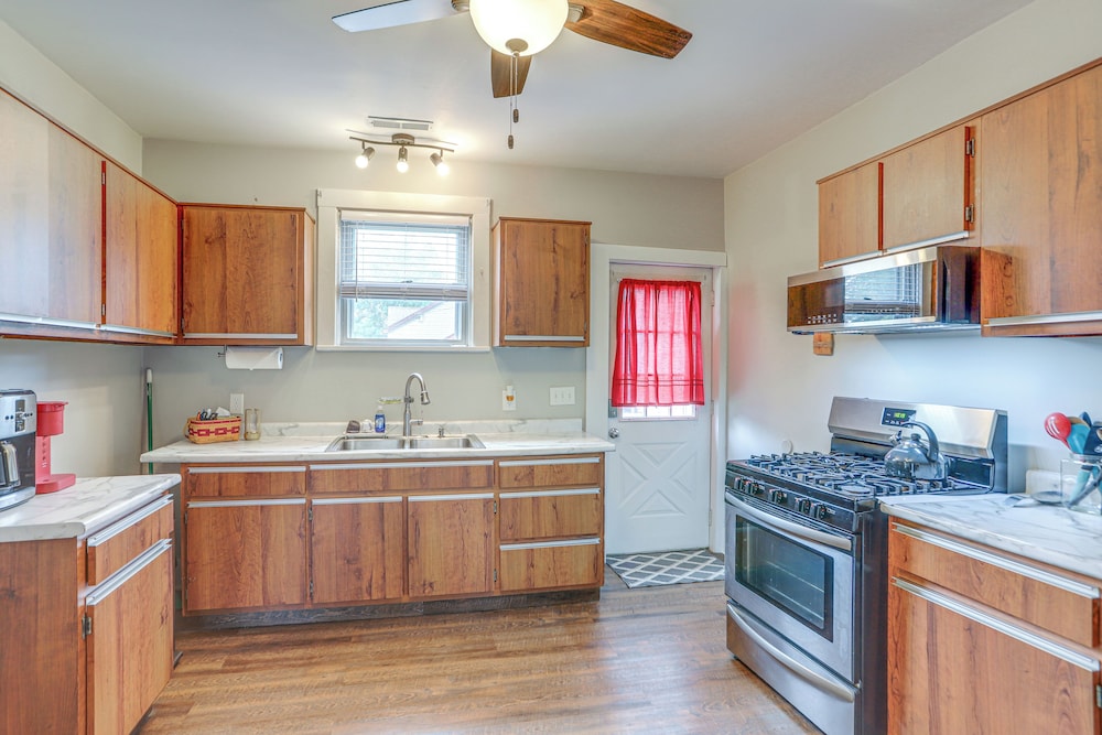 1 Mi to Water & Dtwn: Lake Erie Family Getaway