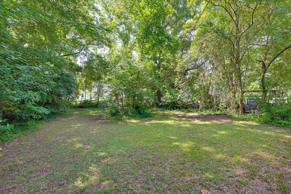 5 Mi to Uptown: Charlotte Hideaway w/ Yard