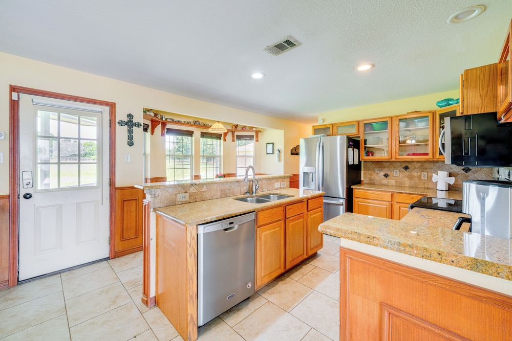 Sunrise Cove RC Llc: Lakefront Home w/ 2 Casitas!