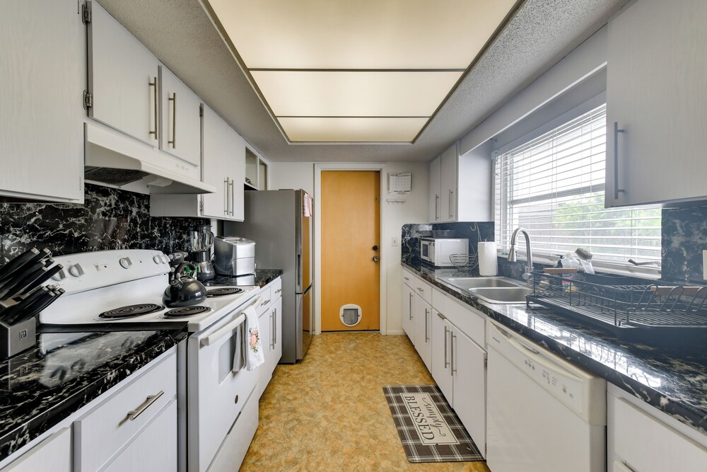 7 Mi to Siesta Beach: Home w/ Furnished Patio!