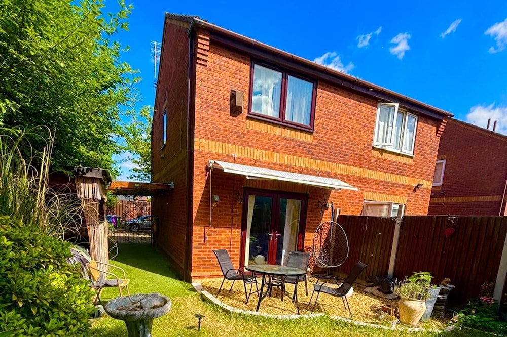 2-bed House, Sleeps 4, Garden, 10 Mins to Anfield