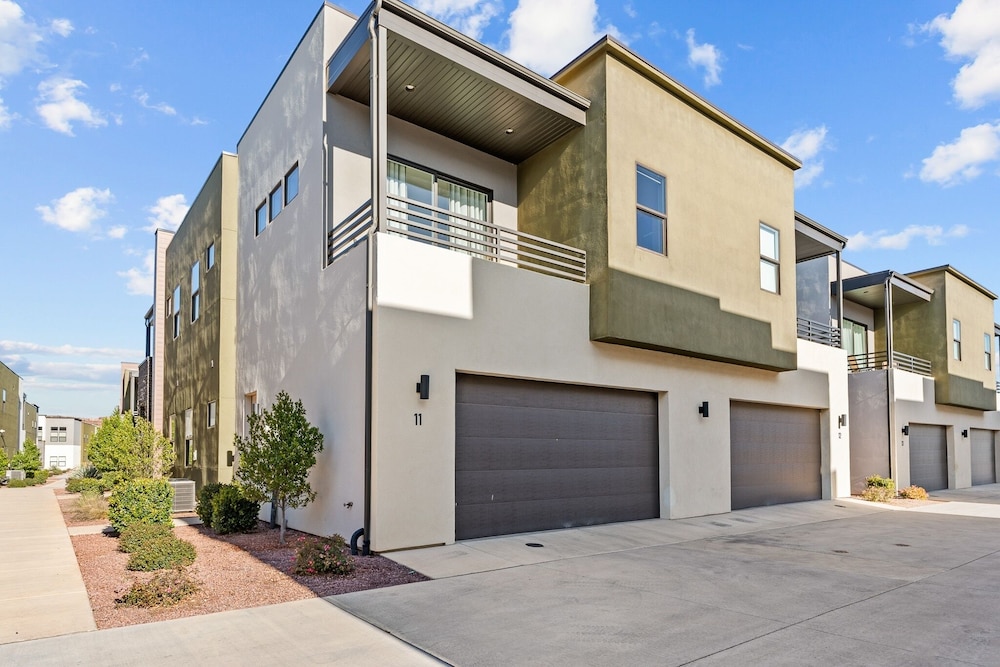Villa #11 Adventure Retreat At Bloomington Villas 4 Bedroom Townhouse