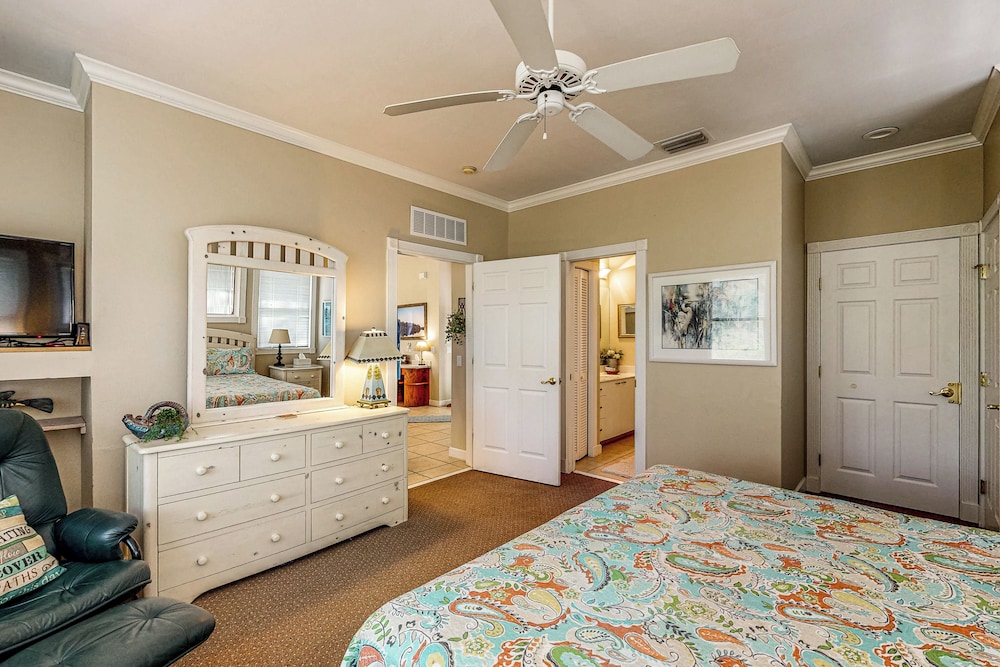 Charming Suwanee House and Bungalow!