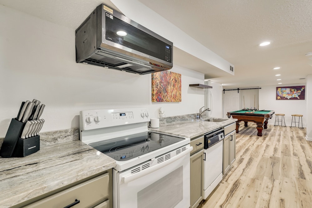Group Getaway w/ Fenced Yard & Pool Table in Wrens