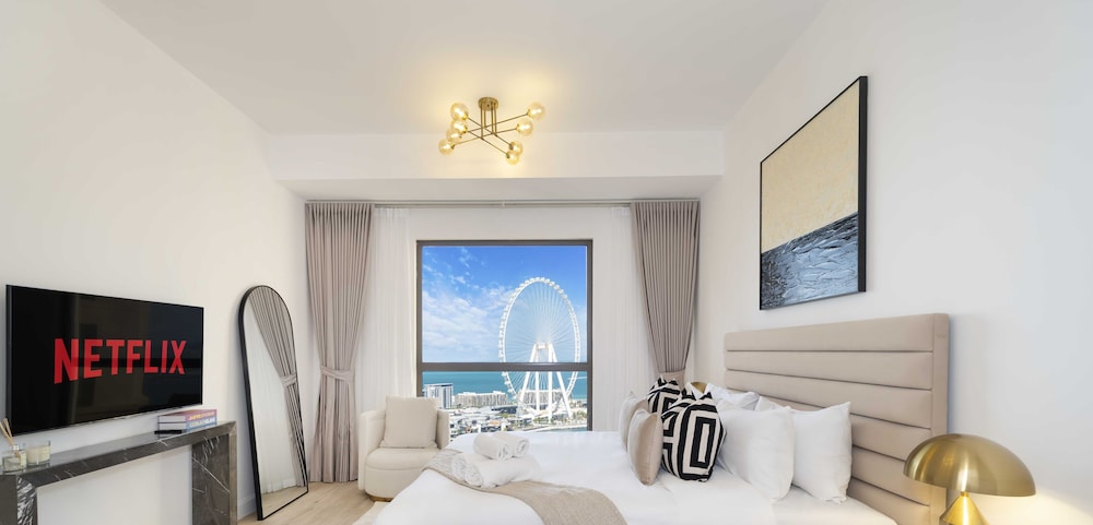 LUX The Dubai Eye Sea View Suite