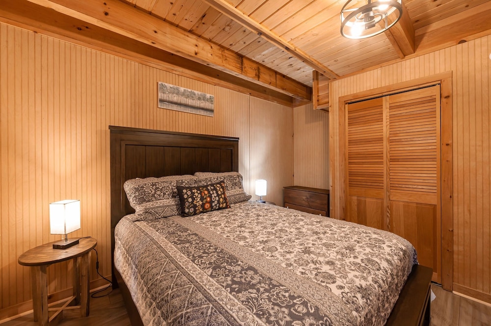 Pappy's Peak 2 Bedroom Cabin by RedAwning view 5