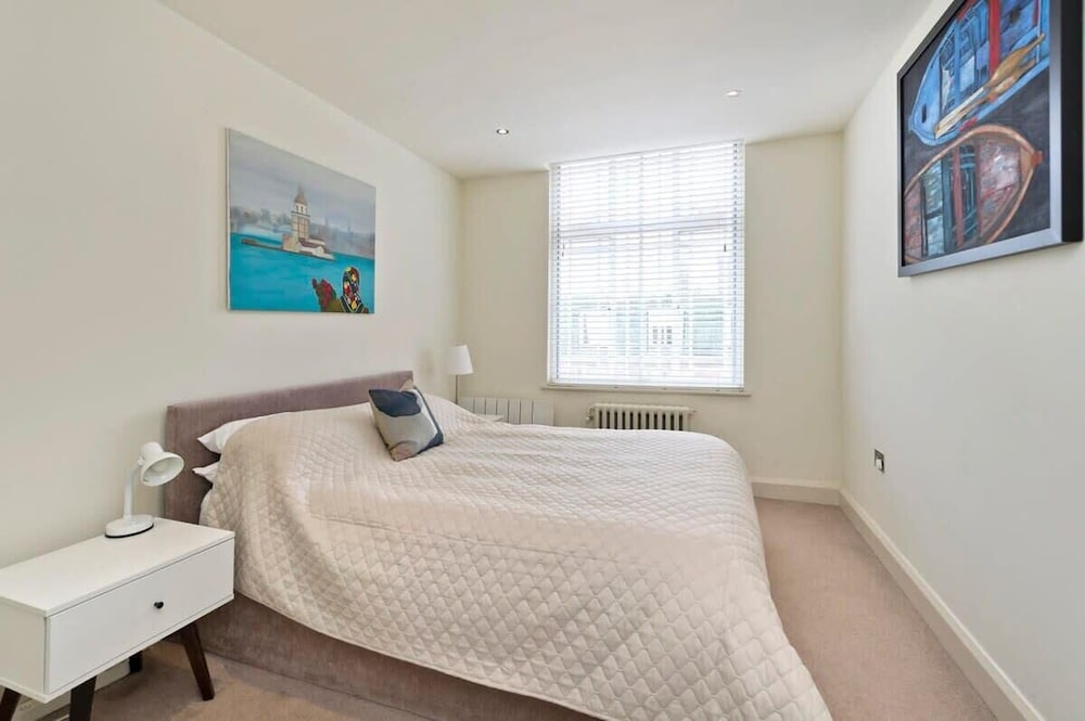 2 Bedroom Apartment - Bayswater