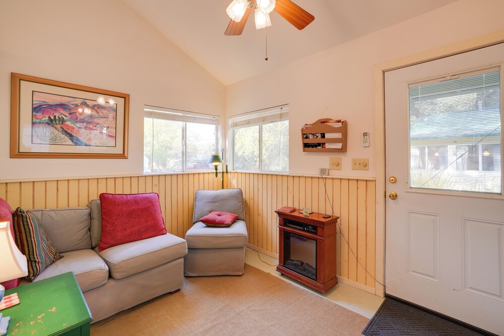 < 1 Mi to Horse Boarding: Cozy Yarnell Hideaway!
