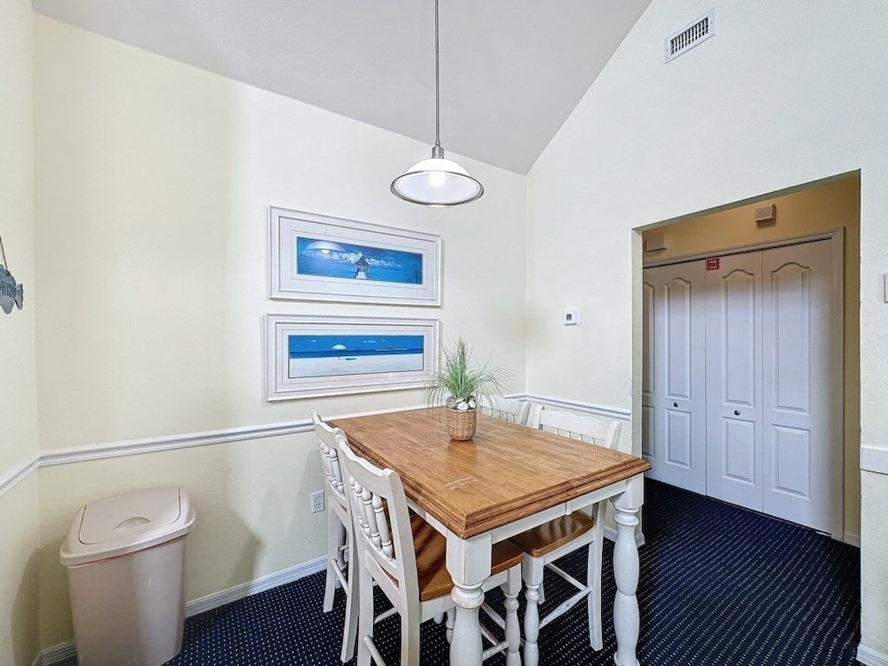 Two Bedroom Condo in Kissimmee near Disney 2 Condo