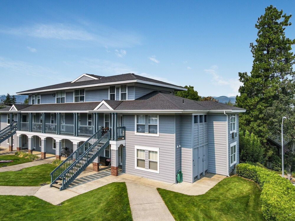 28 Lodge 1 Bedroom Condo by RedAwning view 4
