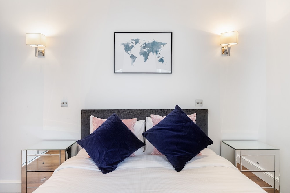 Stylish 2BR 2BA by the Heart of Soho