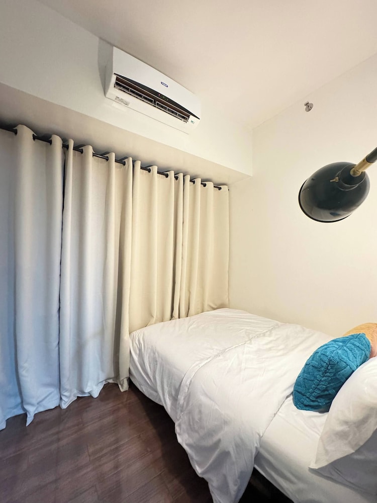 Entire Room in Makati Center With Fast Wifi