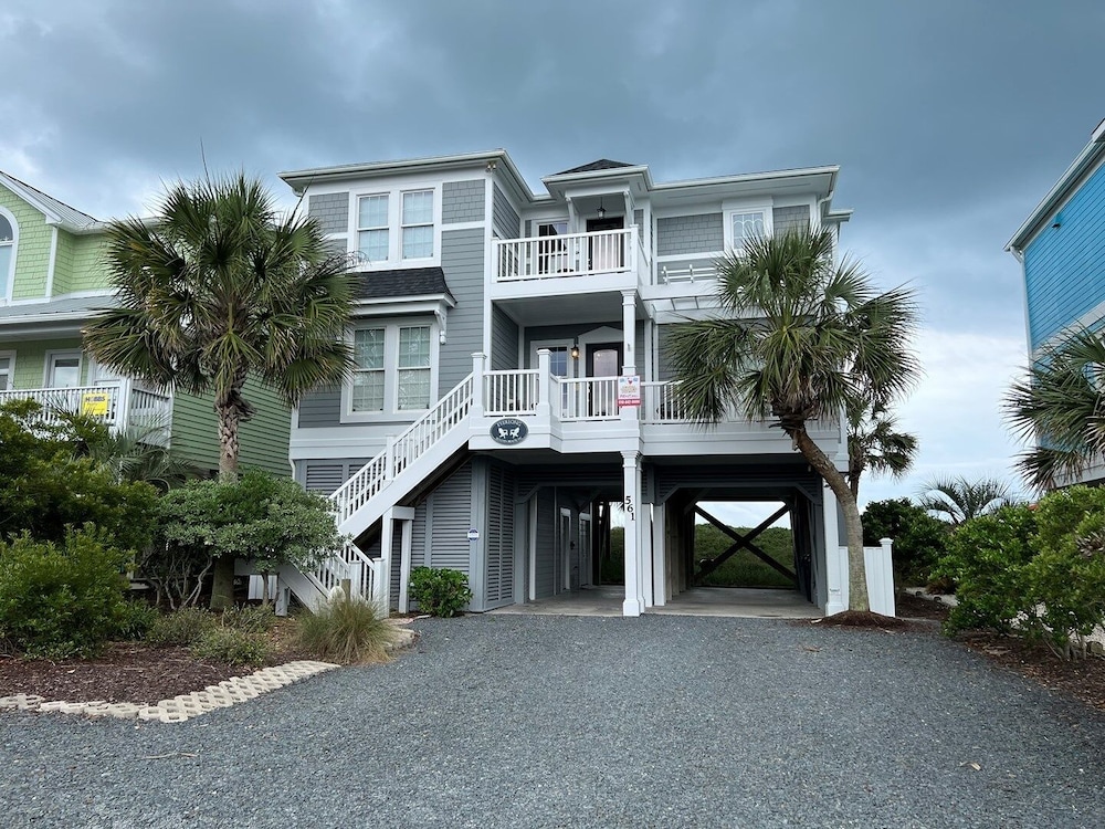Cavu 4 Bedroom Home by RedAwning