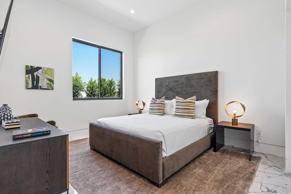 Sleeps 23 Pool, Hot Tub & Putting Green Minutes to Golf & Dining Bravo Villa #7 by Avantstay